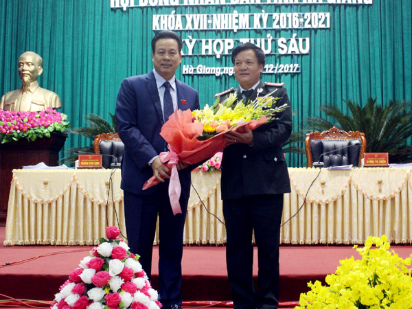 Chủ tịch UBND tỉnh Nguyễn Văn Sơn tặng hoa, chúc mừng đồng chí Phạm Hồng Thu, Chánh Thanh tra tỉnh được HĐND tỉnh bầu làm Ủy viên UBND tỉnh, nhiệm kỳ 2016 - 2021.
