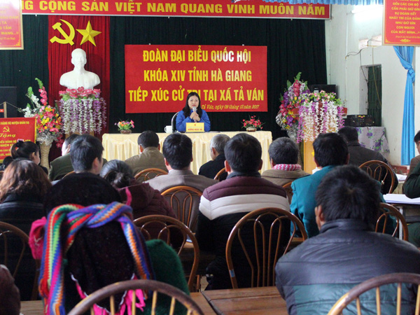 Đồng chí Vương Ngọc Hà, Phó Trưởng đoàn ĐBQH khóa XIV tỉnh Hà Giang phát biểu tại buổi tiếp xúc cử tri tại xã Tả Ván (Quản Bạ).  