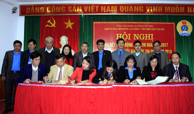 Lãnh đạo LĐLĐ 7 tỉnh biên giới phía Bắc ký kết giao ước thi đua năm 2018.