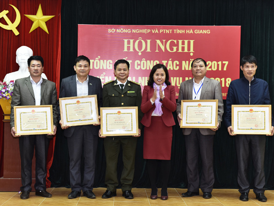 Lãnh đạo Sở NN&PTNT thừa ủy quyền của Bộ trưởng Bộ NN&PTNT trao Bằng khen của Bộ cho các tập thể, cá nhân của Sở đạt thành tích xuất sắc năm 2016.