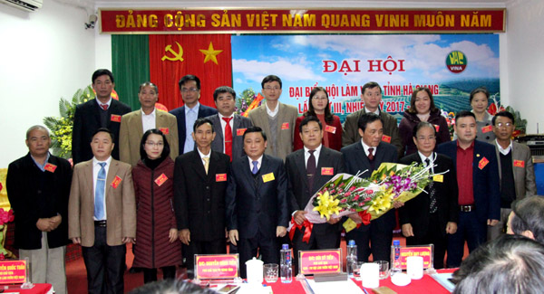 Đồng chí Nguyễn Minh Tiến, Ủy viên BTV Tỉnh ủy, Phó Chủ tịch Thường trực UBND tỉnh và Phó Chủ tịch Thường trực T.Ư HLV Việt Nam Bùi Sĩ Tiếu tặng hoa chúc mừng Ban chấp hành HLV khóa mới.
