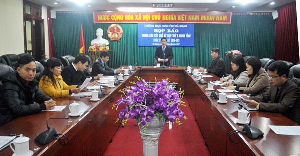 Đồng chí Hoàng Văn Vịnh, Tỉnh ủy viên, Phó Chủ tịch HĐND tỉnh thông báo kết quả kỳ họp.