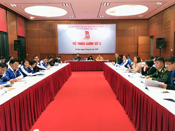 Đồng chí Vũ Mạnh Hà cùng điều hành tổ thảo luận 