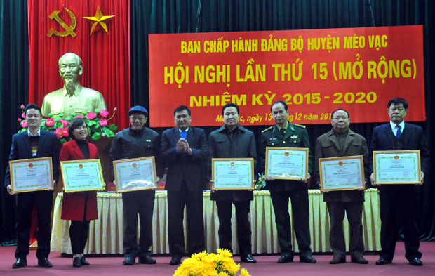 2.	UBND huyện Mèo Vạc tặng giáy khen cho các tập thể, cá nhân đã có thành tích trong năm vừa qua.
