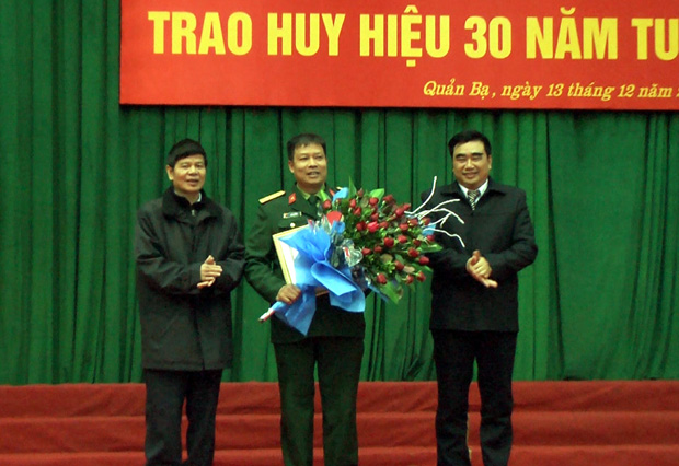 Trưởng Ban Tổ chức Tỉnh ủy Nguyễn Trung Tài và lãnh đạo huyện trao tặng Huy hiệu 30 năm tuổi Đảng cho Thượng tá Đỗ Tất Thắng, Chỉ huy Trưởng Ban Chỉ huy Quân sự huyện Quản Bạ.