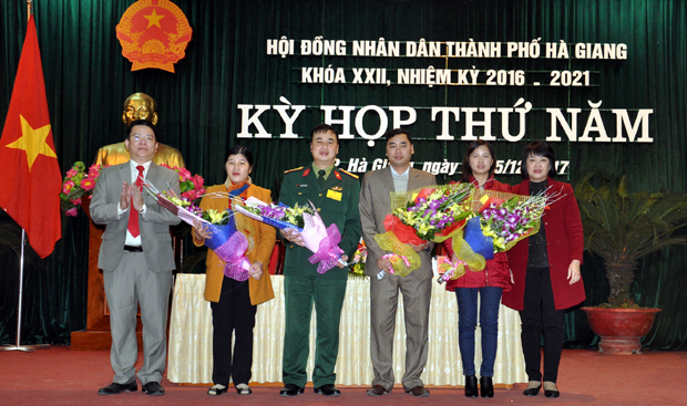 Bí thư Thành ủy, Chủ tịch HĐND thành phố Trần Mạnh Lợi và Chủ tịch UBND thành phố Nguyễn Thị Phương Lan tặng hoa chúc mừng các Ủy viên UBND thành phố vừa được kỳ họp tín nhiệm bầu.