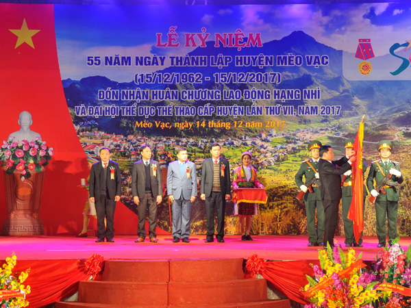 Đồng chí Nguyễn Minh Tiến Ủy viên BTV Tỉnh ủy, Phó Chủ tịch Thường trực UBND tỉnh gắn Huân chương Lao động hạng Nhì cho Đảng bộ chính quyền và nhân dân huyện Mèo Vạc.