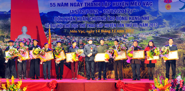 Đồng chí Sùng Minh Sính, Trưởng Ban nội chính Tỉnh ủy trao Bằng khen của Chủ tịch UBND tỉnh cho các tập thể, cá nhân đạt thành tích xuất sắc.