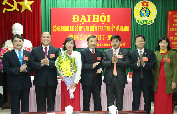 Lãnh đạo UBKT Tỉnh ủy tặng hoa chúc mừng Ban chấp hành Công đoàn nhiệm kỳ mới. 