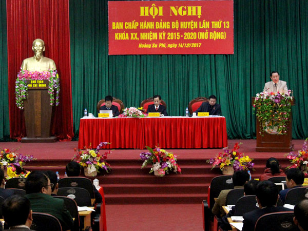 Trưởng Ban Dân vận Tỉnh uỷ, Chủ tịch Ủy ban MTTQ tỉnh Ly Mí Lử phát biểu tại Hội nghị