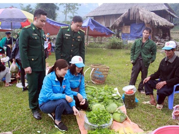 Các đại biểu tham quan không gian văn hóa chợ quê.