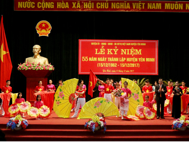 Lãnh đạo huyện Yên Minh tặng hoa, cảm ơn cán bộ, nhân dân và học sinh của huyện đã tham gia biểu diễn văn nghệ chào mừng kỷ niệm 55 năm thành lập huyện
