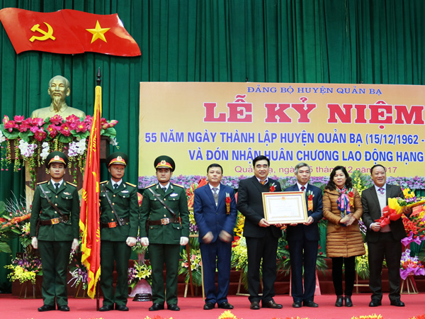 Đồng chí Chúng Thị Chiên, Ủy viên BTV Tỉnh ủy, Phó Chủ tịch HĐND tỉnh thừa ủy quyền của Chủ tịch nước trao Huân chương Lao động hạng Ba cho huyện Quản Bạ. 