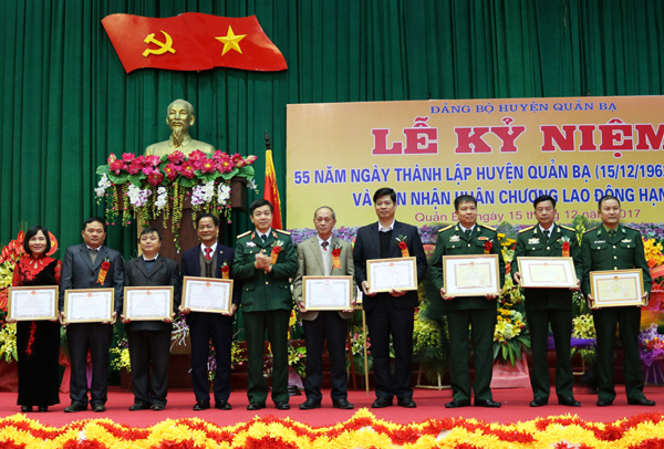 Thiếu Tướng, Giáo sư Tiến sỹ Đỗ Quyết, Giám đốc Học viện Quân y trao Bằng khen cho các cá nhân 