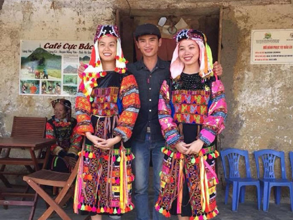 Du khách đến và chụp ảnh lưu niệm với bộ trang phục truyền thống của người Lô Lô.