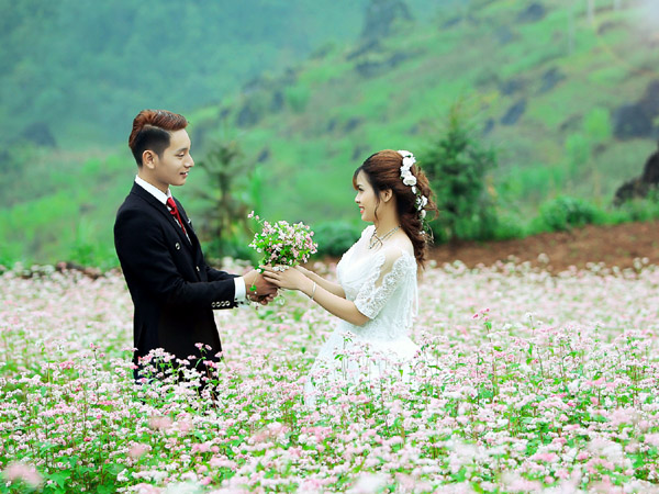 Bộ ảnh cưới tuyệt đẹp được thực hiện trên Cao nguyên đá Đồng Văn của Vĩnh Lợi và Hoàng Duyên.			 (Anh do nhân vật cung cấp)