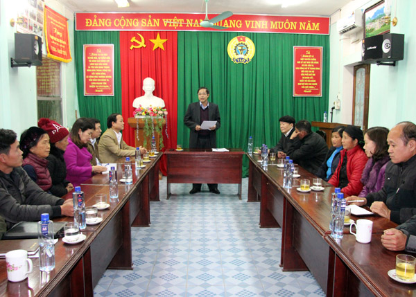 Đồng chí Hoàng Đức Tiến, Trưởng Ban Dân tộc tỉnh phát biểu tại buổi gặp mặt các Đại biểu.