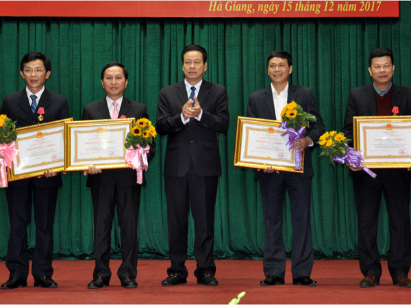 Thừa ủy quyền của Chủ tịch nước, Chủ tịch UBND tỉnh Nguyễn Văn Sơn trao Bằng Huân chương Lao động hạng Nhì và hạng Ba cho các cá nhân.