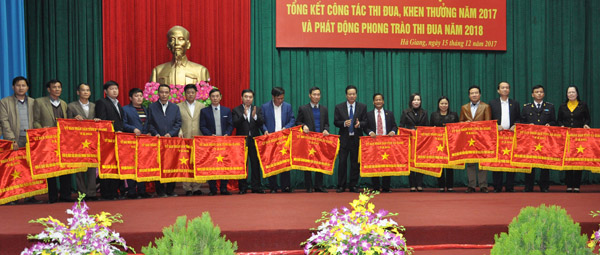 Phó Bí thư Tỉnh ủy, Chủ tịch UBND tỉnh Nguyễn Văn Sơn và Phó Bí thư Tỉnh ủy Nguyễn Mạnh Dũng trao Cờ thi đua cho các tập thể.