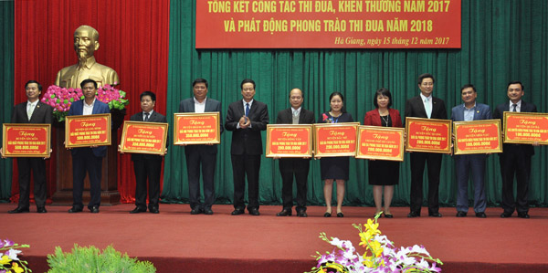 Chủ tịch UBND tỉnh Nguyễn Văn Sơn trao giải Phong trào thi đua năm 2017 cho các huyện, thành phố.