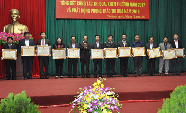 Phó Chủ tịch UBND tỉnh Trần Đức Quý trao Bằng khen của Chủ tịch UBND tỉnh cho các tập thể xuất sắc.
