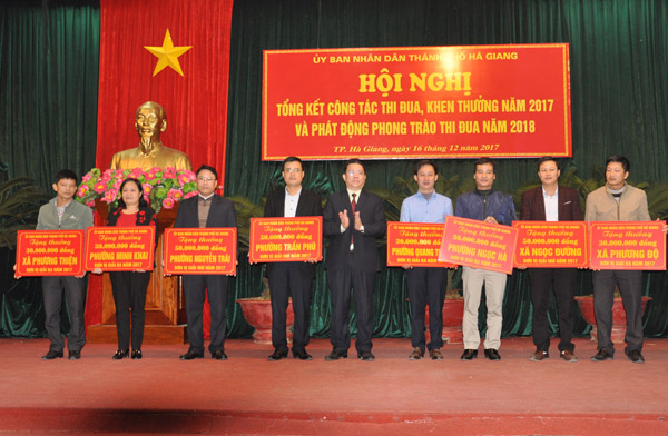 Bí thư Thành ủy Trần Mạnh Lợi trao giải Phong trào thi đua năm 2017  cho các xã, phường.