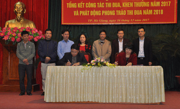 Chủ tịch UBND thành phố Nguyễn Thị Phương Lan ký giao ước thi đua năm 2018 với Chủ tịch UBND 8 xã, phường.