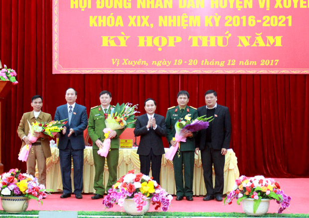 Đồng chí Vi Hữu Cầu, Bí thư Huyện ủy Vị Xuyên và lãnh đạo huyện Vị Xuyên tặng hoa chúc mừng các đồng chí được bầu bổ sung chức danh Ủy viên UBND huyện khóa XIX, nhiệm kỳ 2016 – 2021.