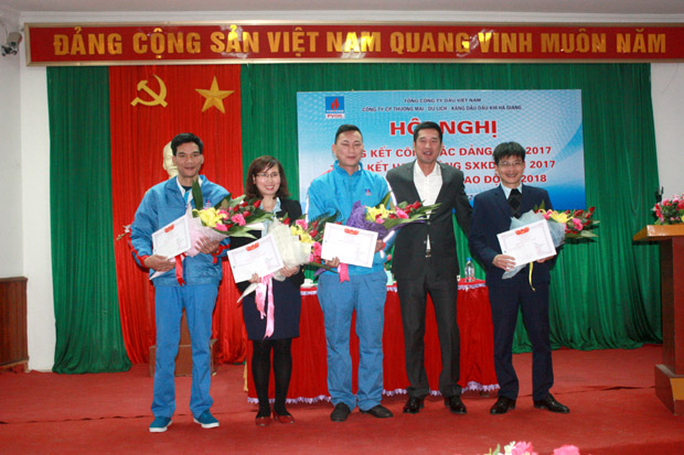 Lãnh đạo Tổng công ty Dầu Việt Nam trao danh hiệu Chiến sĩ thi đua cơ sở cho các cá nhân của PVOIL Hà Giang.