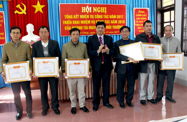Lãnh đạo sở TN&MT trao Giấy khen cho các cá nhân, tập thể có thành tích xuất sắc trong năm 2017.
