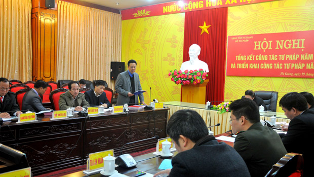 Chủ tịch UBND tỉnh Nguyễn Văn Sơn phát biểu tại Hội nghị. 