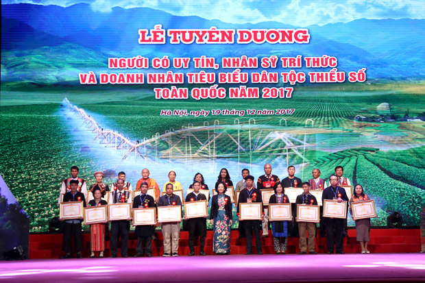 Đồng chí Trương Thị Mai, Ủy viên Bộ Chính trị, Bí thư T.Ư Đảng, Trưởng Ban Dân vận T.Ư trao Bằng khen của Thủ tướng cho các đại biểu tiêu biểu.