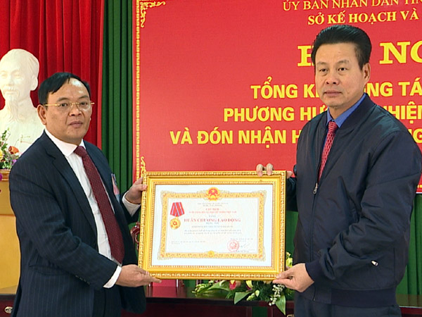 Thừa ủy quyền của Chủ tịch nước, Chủ tịch UBND tỉnh Nguyễn Văn Sơn trao Huân chương Lao động hạng Nhì cho Sở Kế hoạch – Đầu tư.