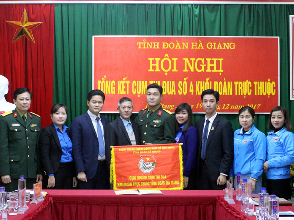 Đồng chí Vũ Mạnh Hà, Bí thư Tỉnh đoàn và các đại biểu chúc mừng Đoàn Bộ CHQS tỉnh nhận cờ Cụm trưởng Cụm thi đua số 4 Khối Đoàn trực thuộc Tỉnh đoàn năm 2018.