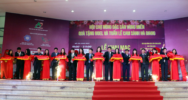 Lãnh đạo Bộ Nông nghiệp và PTNT, Thường trực Tỉnh ủy, HĐND – UBND tỉnh Hà Giang cùng đơn vị tổ chức sự kiện cắt băng khai mạc Hội chợ