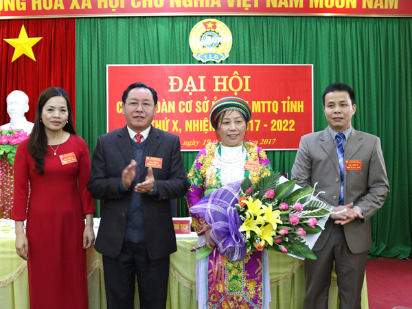 Đồng chí Ly Mí Lử, Ủy viên BTV, Trưởng Ban Dân vận Tỉnh ủy, Chủ tịch Ủy ban MTTQ tỉnh tặng hoa chúc mừng BCH khóa mới 