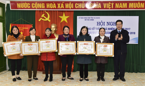 , Chủ tịch UBND tỉnh Nguyễn Văn Sơn trao tặng Huy hiệu “Vì sự nghiệp phát triển tỉnh Hà Giang” cho các cá nhân đã có nhiều thành tích cống hiến, đóng góp vào sự nghiệp xây dựng và phát triển tỉnh Hà Giang.