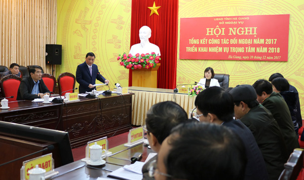 Đồng chí Nguyễn Minh Tiến, Ủy viên BTV Tỉnh ủy, Phó Chủ tịch Thường trực UBND tỉnh phát biểu tại hội nghị.
