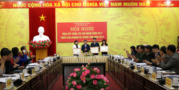 Đồng chí Nguyễn Minh Tiến, Ủy viên BTV Tỉnh ủy, Phó Chủ tịch Thường trực UBND tỉnh đã trao Bằng khen của UBND tỉnh cho các cá nhân có thành tích xuất sắc trong công tác đối ngoại.