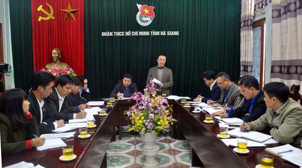 -	Phó Bí thư Thường trực Tỉnh ủy, Chủ tịch HĐND tỉnh Thào Hồng Sơn phát biểu tại buổi làm việc.