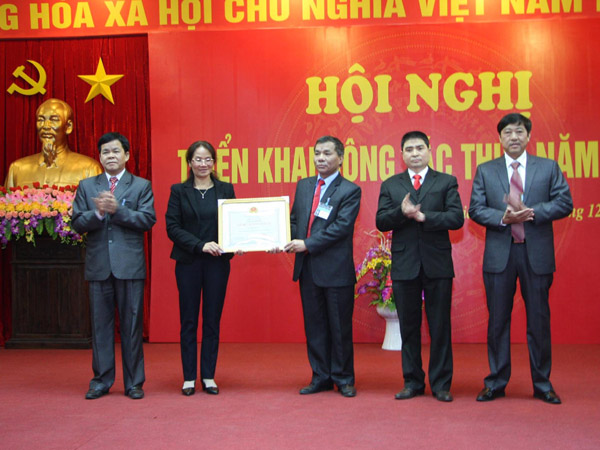 Lãnh đạo Sở Tài chính tặng danh hiệu tập thể lao động xuất sắc của Bộ Tài chính  năm 2016 cho tập thể Cục thuế tỉnh