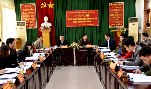 Phó Chủ tịch Thường trực UBND tỉnh Nguyễn Minh Tiến cùng các đại biểu dự hội nghị.