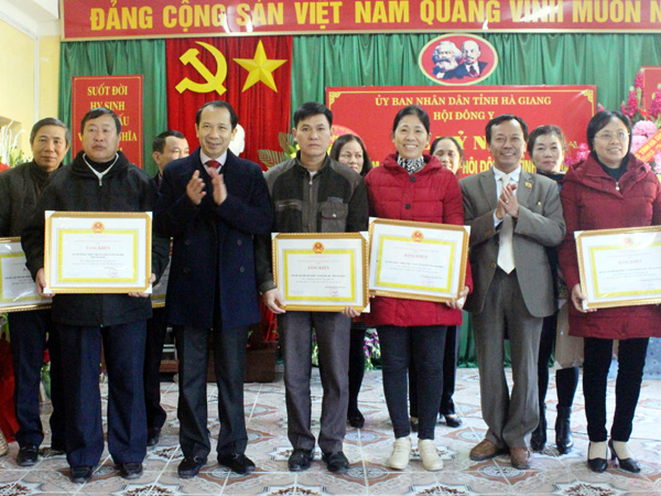 Đồng chí Thái Văn Vinh, Ủy viên BCH Hội Đông y Việt Nam và Phó Chủ tịch UBND tỉnh Trần Đức Quý trao Bằng khen của Chủ tịch UBND tỉnh cho các tập thể có thành tích xuất sắc trong phấn đấu xây dựng, củng cố và phát triển tổ chức Hội thời kỳ đổi mới.