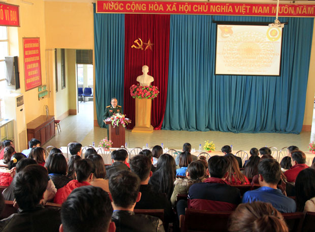 Lãnh đạo Hội CCB tỉnh nói chuyện và chia sẻ với đoàn viên về cuộc chiến bảo vệ biên giới phía Bắc của dân tộc ta.