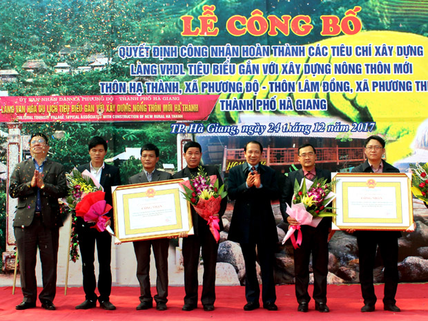 Phó Chủ tịch UBND tỉnh Trần Đức Quý và Bí thư Thành ủy Trần Mạnh Lợi trao Bằng công nhận Làng Văn hóa du lịch gắn với xây dựng NTM cho thôn Hạ Thành, xã Phương Độ và thôn Lâm Đồng, xã Phương Thiện.