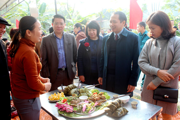 Các đại biểu tham quan và thưởng thức ẩm thực truyền thống tại Làng văn hóa du lịch cộng đồng thôn Hạ Thành. 