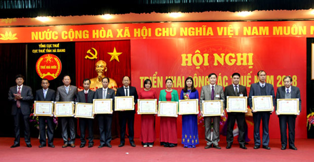  Đồng chí Vũ Mạnh Hùng, Phó Cục trưởng Cục Thuế, trao Bằng khen của Bộ Tài chính cho các cá nhân có thành tích xuất sắc trong công tác thuế. 	     Ảnh: Phùng Văn Chính