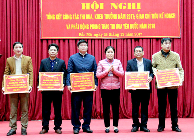Chủ tịch UBND huyện Bắc Mê trao giải Nhất, Nhì, Ba và Khuyến khích cho các đơn vị có thành tích xuất sắc, dẫn đầu trong phong trào thi đua năm 2017.