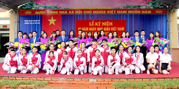 Học sinh Trường THCS Lê Quý Đôn chúc mừng thầy, cô nhân Ngày Nhà giáo Việt Nam 20.11.
