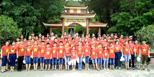 Giáo viên và học sinh Trường THCS Lê Quý Đôn thăm Khu di tích lịch sử Ngã ba Đồng Lộc (Hà Tĩnh).			